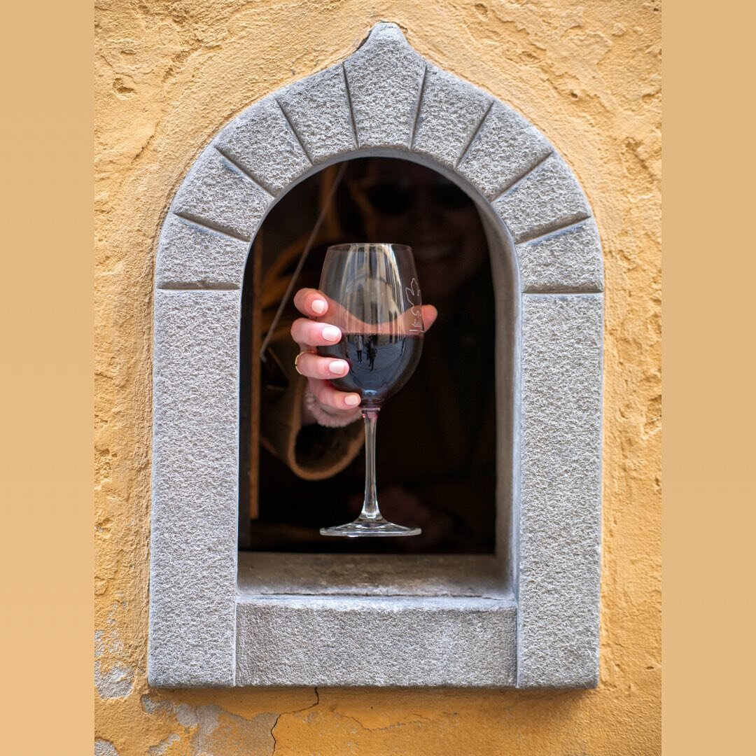Cheers! Check out my free guide to the open wine doors on @thatch.travel. Wine door tours with wine class now available!
