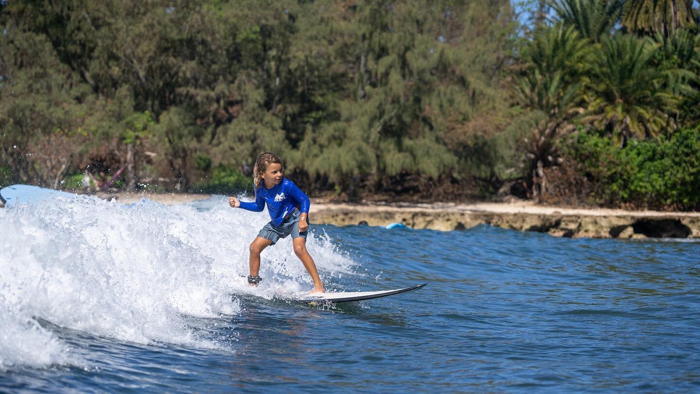 So stoked to see Tekoa and hadassah loving surfing!! mahalo @italoferreira  for the surf board @lifethruthelens_surf for da photos and @neuronha rash guard. Thank you guys