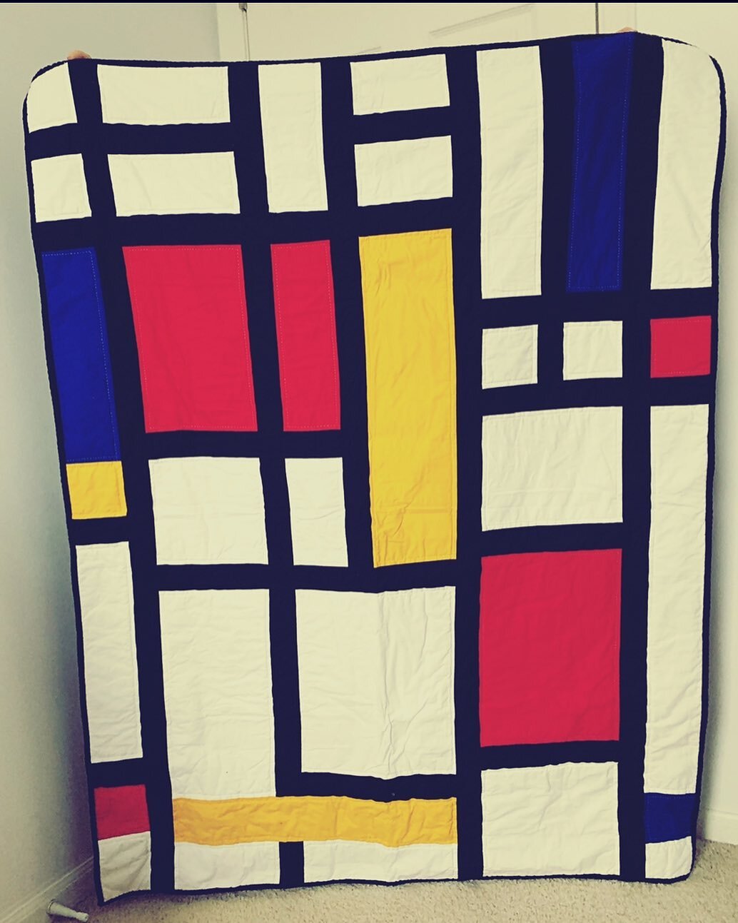 🤍💛❤️💙🖤
Now that I&rsquo;ve sent it to my friend, I can share the Mondrian inspired quilt I made her. 
#miabcreative #mondrian #mondrianquilt #handquilting #modernquilting #modernart