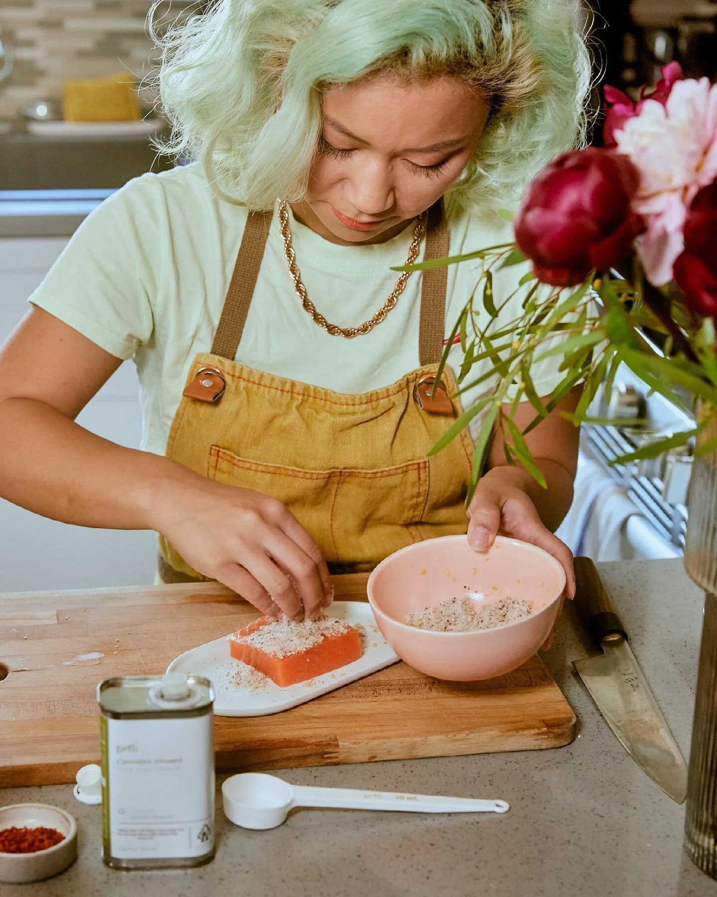 🚨 New Recipe Alert 🚨 

Chef Wendy Zeng, 420 Chopped Champion and queen of cannabis and psychedelic infusions 🧚🏼whipped up a special recipe featuring our evoo and spicy shrimp chips in this flavorful M&aacute;l&agrave; Salmon Tartare 🔸

Ingredien