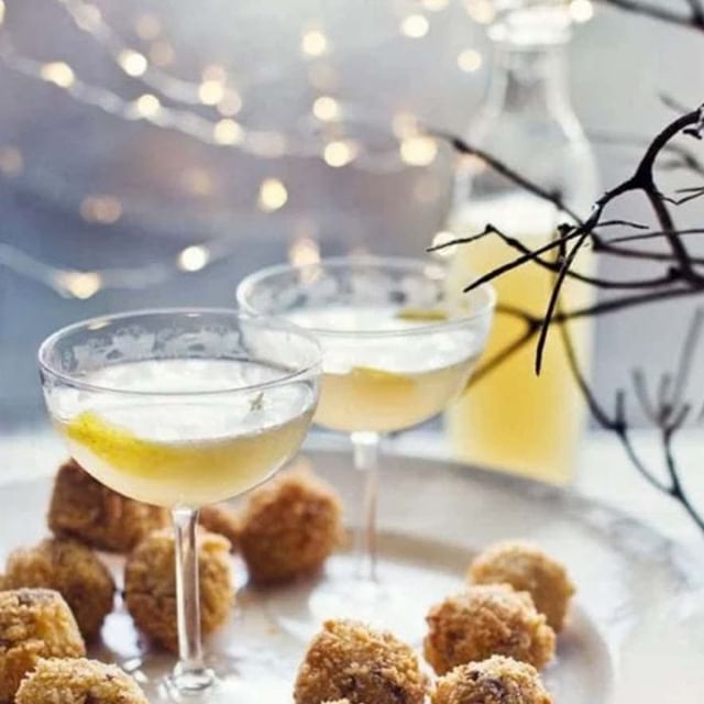 Ginger Champagne Cocktails... yes please!⁠
⁠
Ingredients: ⁠
1/2 Lemon⁠
150 ml Gin⁠
100ml Ginger Cordial ⁠
Champagne: we recommend our G.Tribaut cuve&eacute; de reserve.⁠
⁠
Served with Mushroom and Mozzarella Arancini 👌⁠
⁠
Recipe 📷 Via @deliciousmag