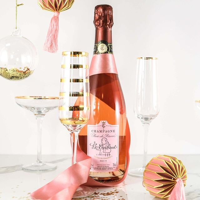 Washing down the leftovers with our favourite Pink Champagne! Whats your boxing day activity? #eatdrinksleep⁠
⁠
#epicchristmassandwich #boxingday #leftovers #pinkchampagne #yum #londonwines #christmasstyling #champagneglasses #pinkchristmas #champagn