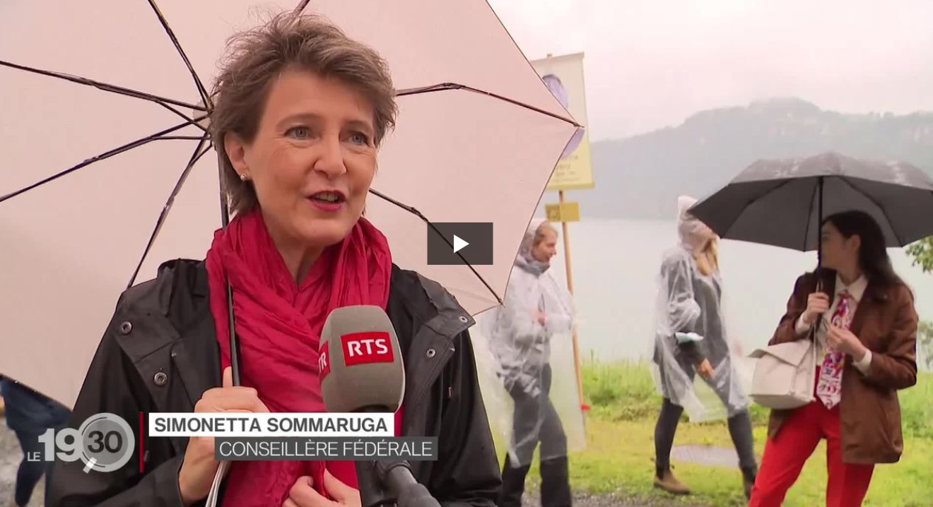 Les femmes célèbrent les 50 ans du droit de vote au Grütli - RTS