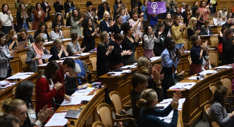 Sous la coupole fédérale, la leçon de politique des femmes - Le Temps