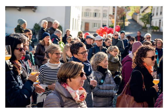 Helvetia ruft Frauen auf dem Dorfplatz in Stans ins Parlament