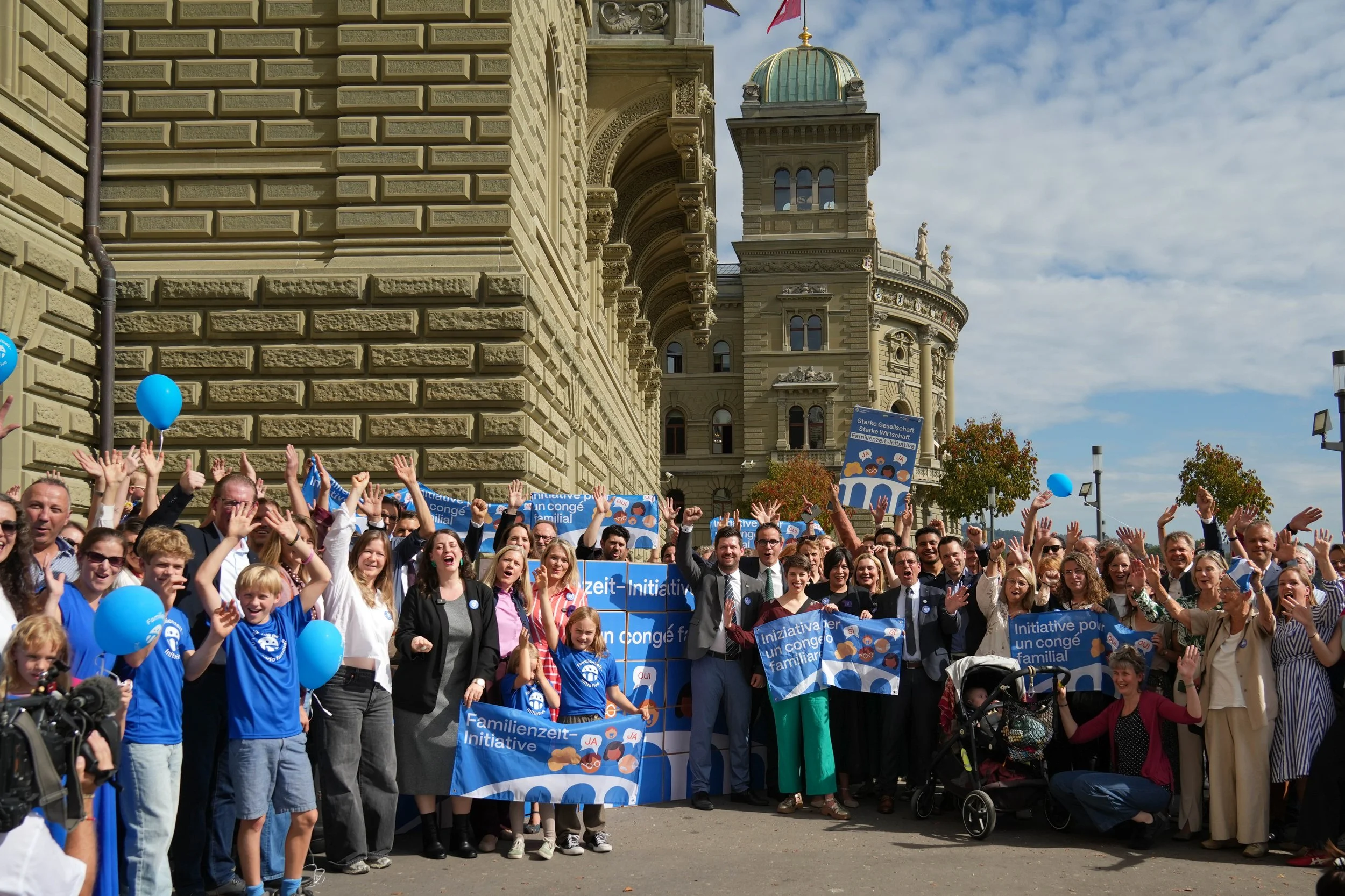 «Eine Investition, die sich lohnt!» – Überparteiliche Allianz reicht 112‘517 Unterschriften für Familienzeit-Initiative ein