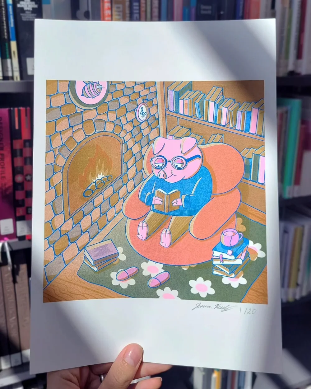 Presenting Piggy's Cozy Reading Corner 📚💕
Printed with love in Amsterdam by the amazing team @riso_pop 💖

I was so curious to see how this piece would turn out in Riso using the colour combo Flat Gold 🤎, Fluorescent Pink 🩷 and Blue 💙. I'm so ha