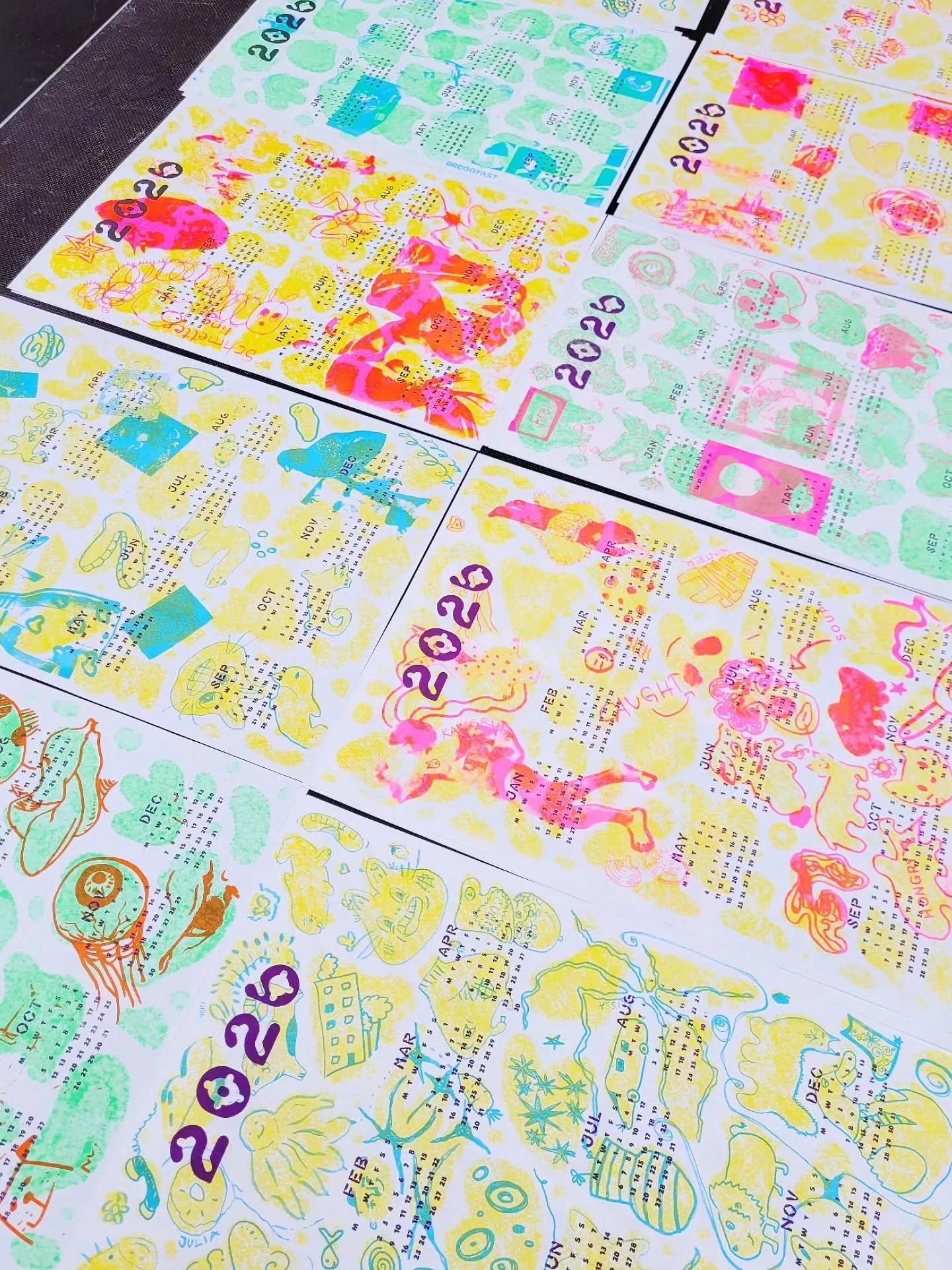 🪄 Screen Printing & Risography Workshop! 🖍️✨
During orientation week at @hfg_ka, the new freshmen designed collaborative calendar posters 📆✨!
Together with Tjark Schönfeld @hfg_breakaleg Jessica Kessler @jezzkezz , and with organizationa