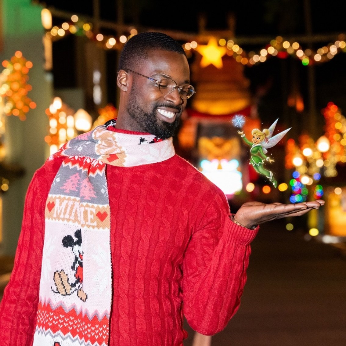 So excited for the holidays! Loving this shot for @disneyphotopass 💚
.
.
#disneystyle #disneyworld #jollywood #christmas #christmasatdisney #disneyoutfit