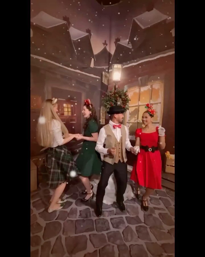 Jollywood nights is the best! Loved working with these festive folks for @disneyphotopass 🎁
.
.
#disney #disneystyle #disneychristmas #disneyphotopass #jollywood #jollywoodnights #christmas #disneyoutfit #hollywoodstudios