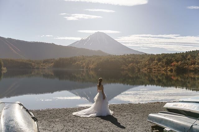 You won't want to miss this 🎉 &hearts;️ A Mt Fuji Private Island Elopement 🗻 YES!! For real.⁠
⁠
Close your eyes and breathe deep&hellip; we&rsquo;re in a canoe, gliding over a beautiful lake to your own private island. Saying your vows with Mt Fuji