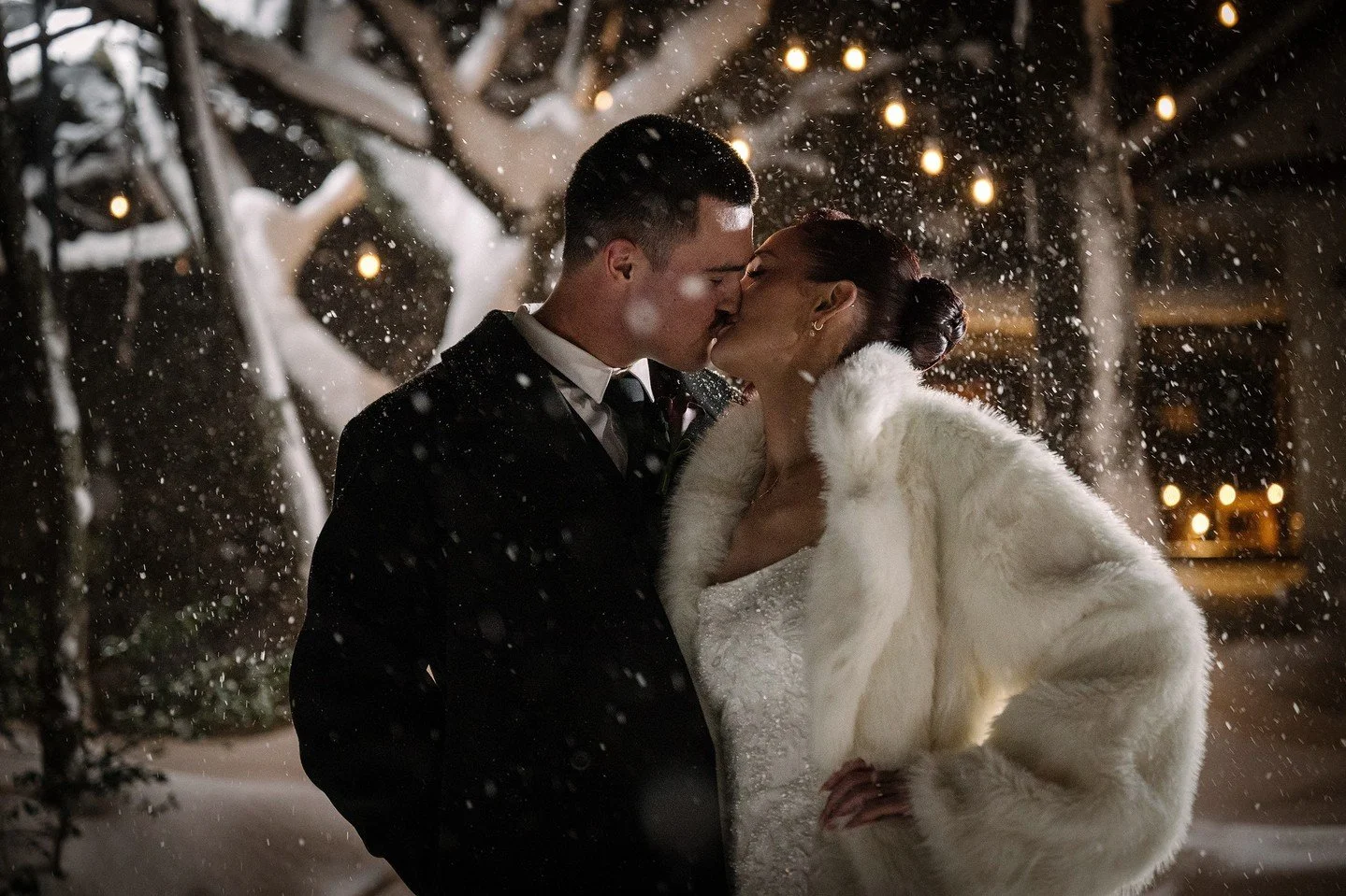 Just a little pop of flash. And that snow.⁠
⁠
Last moments of the night in Hakuba with this incredible couple - cold air, falling snow, and that kind of winter energy you can&rsquo;t fake. Destination winter weddings in Japan are fabulous.⁠
⁠
📋 Plan