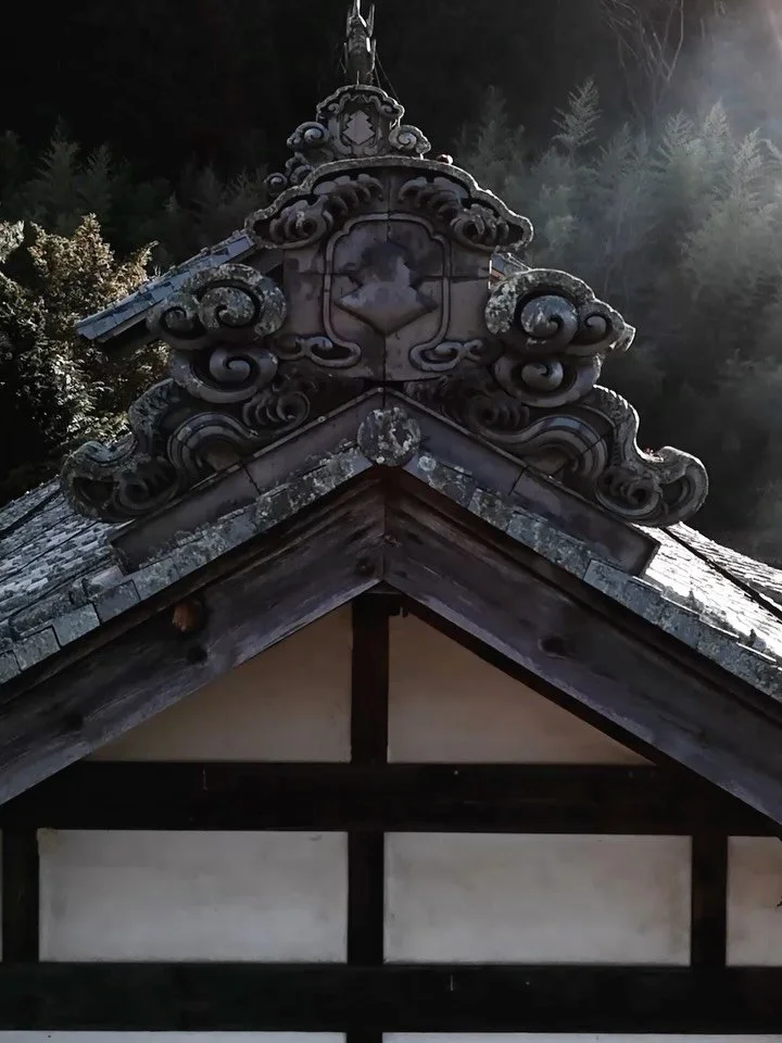 They made pottery. Pounded mochi. Then got married in front of the Japanese Alps.

LIVING POSTCARDS | postmarked: Nozawa Onsen + Matsumoto
Hot springs. Cold air. 
Old friends in a new place. 
The kind of wedding weekend that we&rsquo;ll all never for