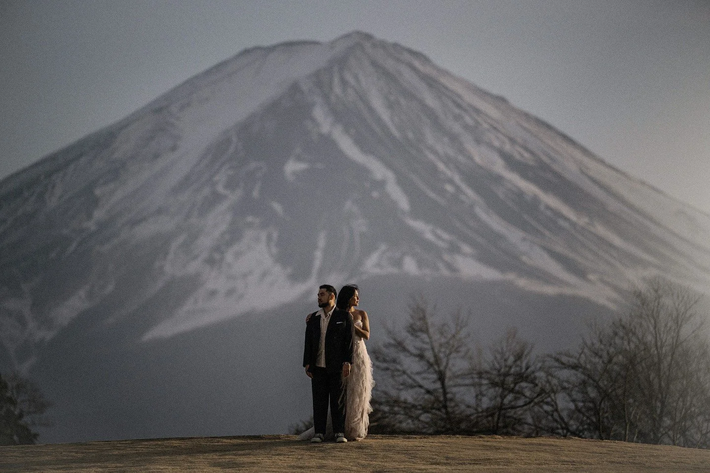 We never take Fuji views for granted. Even after all these years. Even when it&rsquo;s this cold. More soon&hellip;⁠
⁠
📋 Planning | 📸 Photography | 🎥 Film by @37frames⁠
⁠
#mtfujiwedding #mtfujiprewedding #japanwedding #destinationweddingjapan #fuj