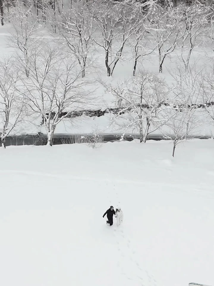 the day had everything.

snow. a forest. a snowplough. leopard print. a bride who didn&rsquo;t sit down. a dance floor that was also the outdoors.

we were there. this is some of what we saw.

#hakubawedding #winterweddingjapan #destinationweddingjap