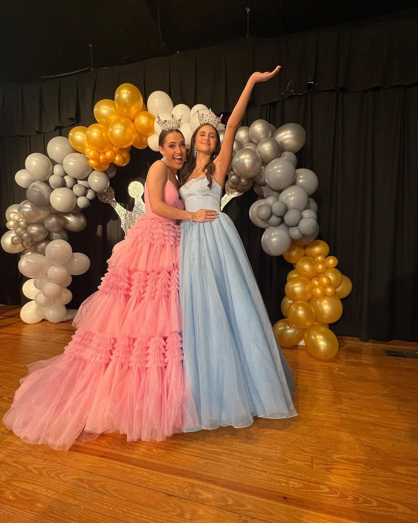 I had a blast at the Miss Riverview and Miss McNairy County Volunteer pageant this weekend! Congratulations to our two new miss winners Emma Brewer and Sable Estes! 

👗- @sherrihill  from @joannsoftennessee 
👠- @diversestylebysydnidion 

#prelim #p
