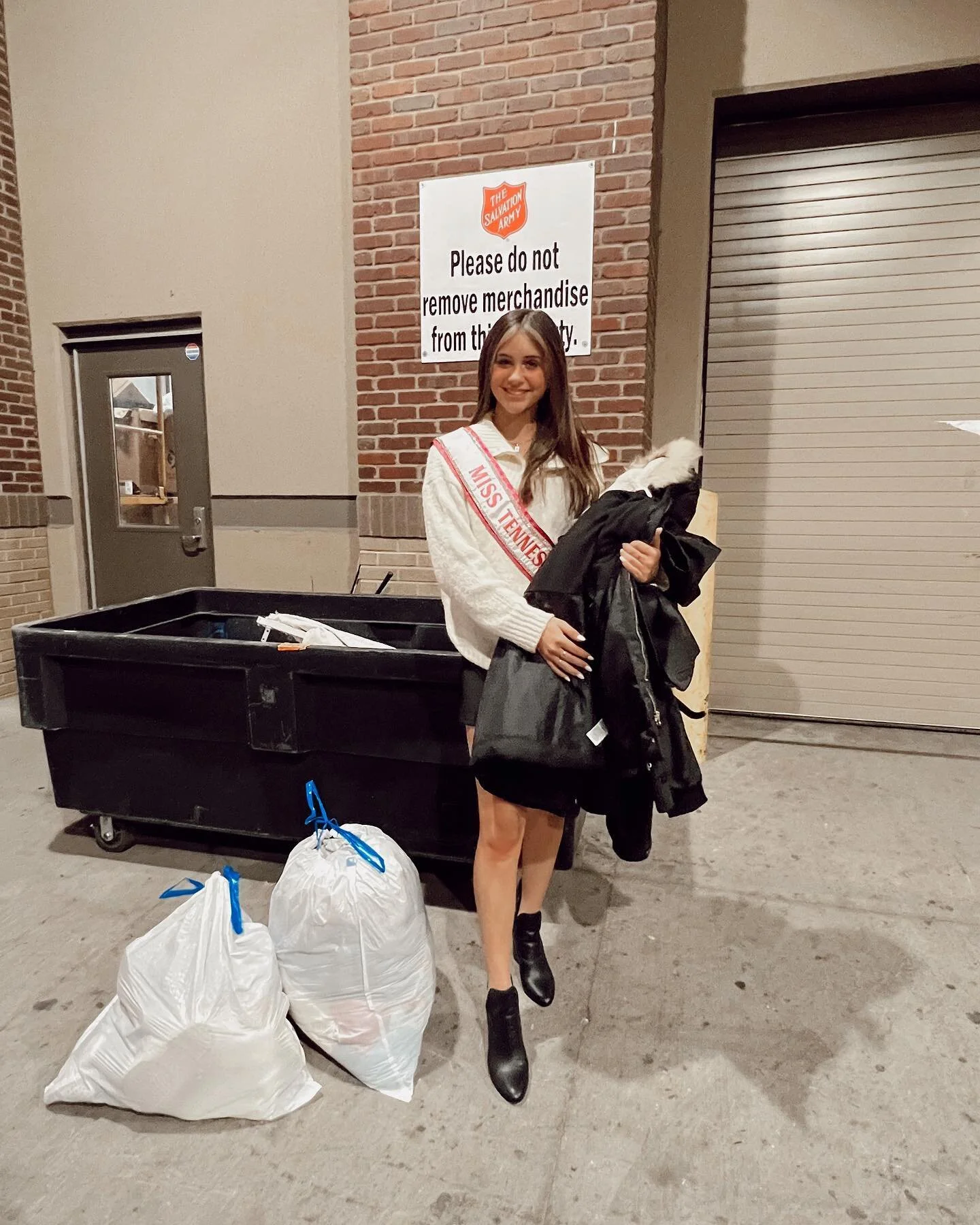 Joining my dear friend @missashleynevison to celebrate Giving Tuesday by donating pieces of outerwear to my local donation center! It is not too late for you to join in as well! Tomorrow, November 29th, give back to your community for Giving Tuesday!