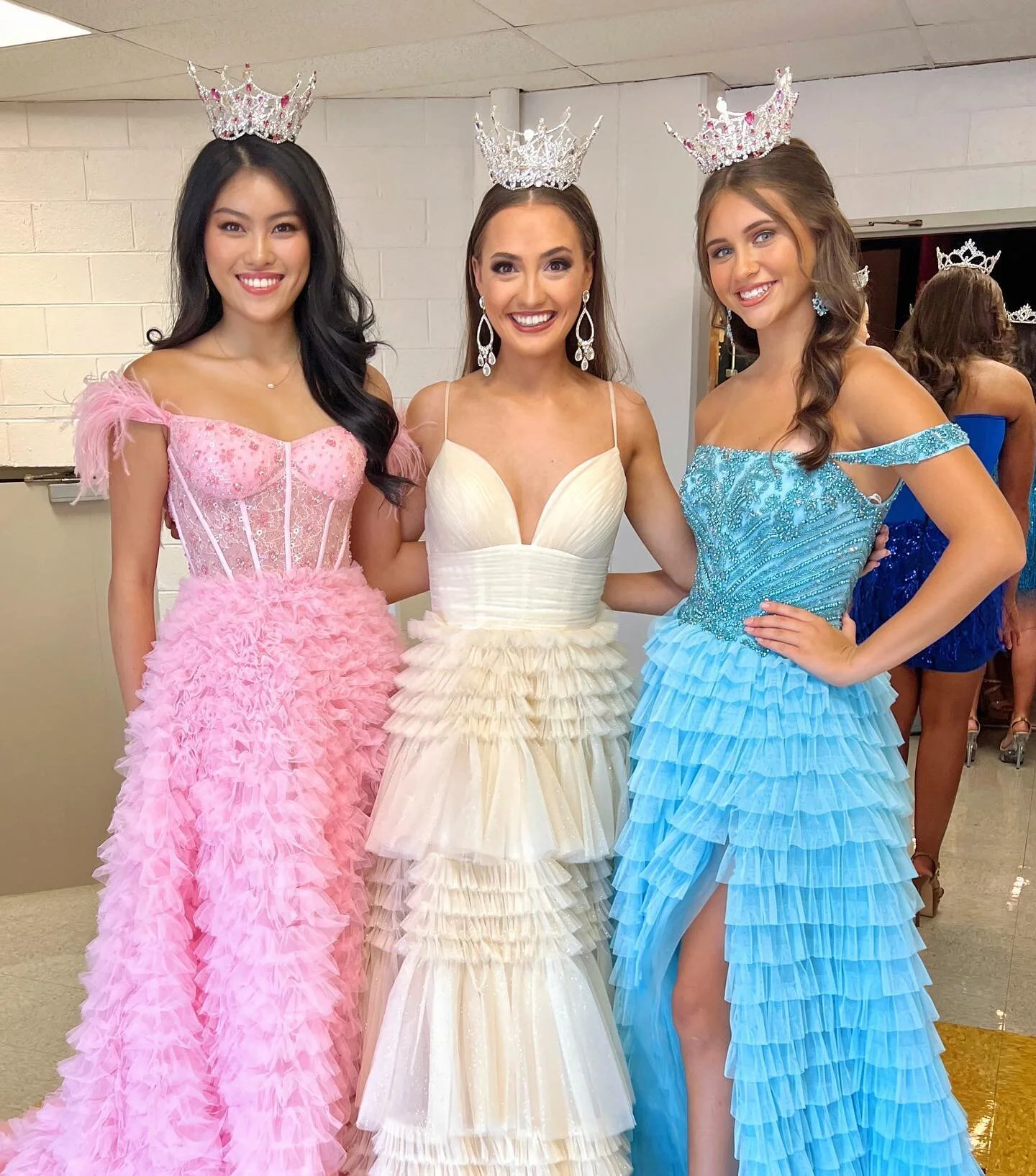 Nothing better than a Very Merry Sherri at THE @joannsoftennessee!!! See how you can book your appointment! ⬅️

#misstnteenvolunteer #misstnvolpageant #sherrihill #missteenvolunteeramerica #joannsofunioncity