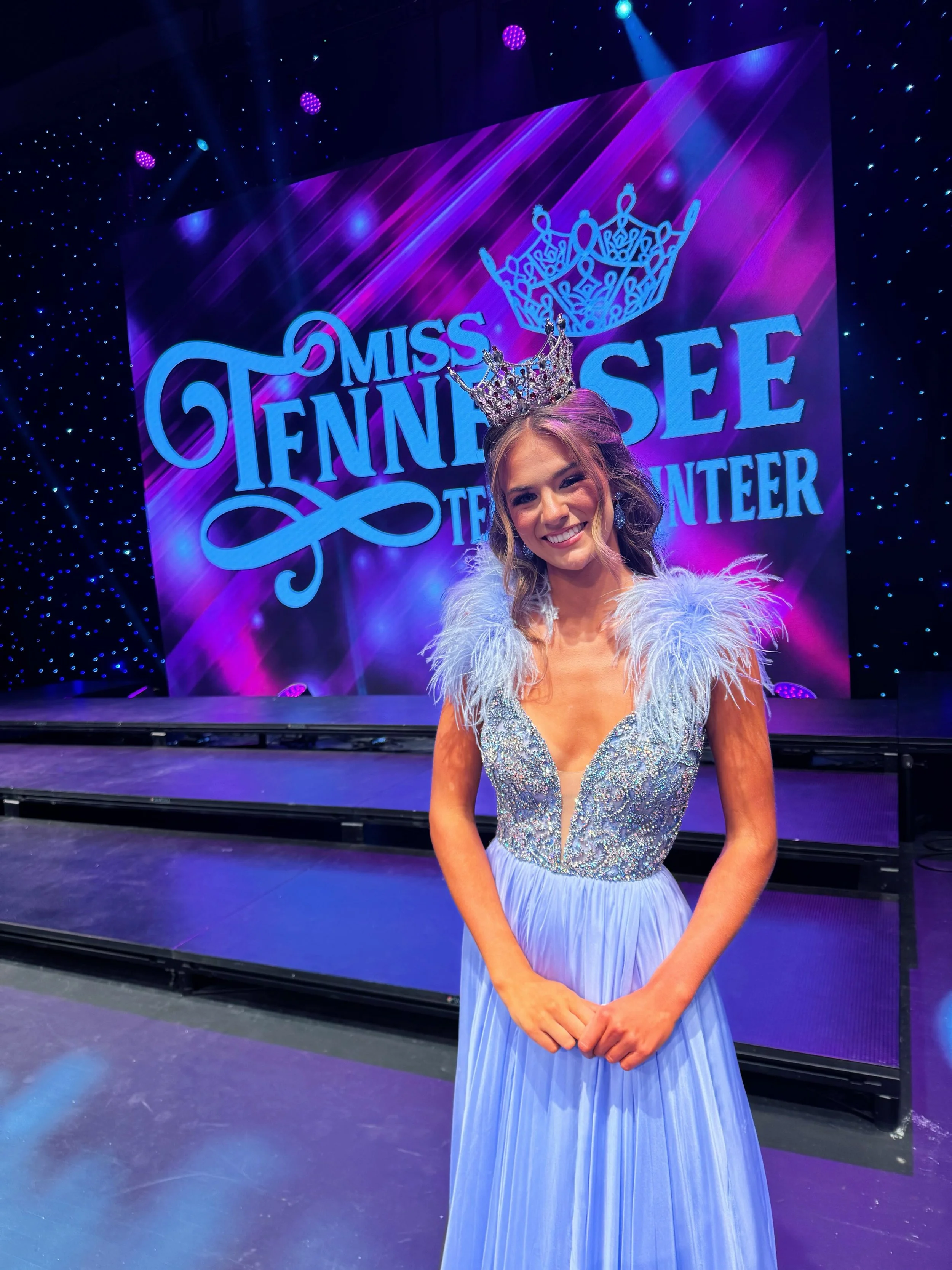 And just like that, a new queen is in the house!!!!

@lillee_elkins @missdavidsoncoteenvol CONGRATULATIONS!!!!!!!!!!! You are absolutely incredible and so very deserving!! YOU ARE MISS TENNESSEE TEEN VOLUNTEER!!!!!!💜💜💜💜