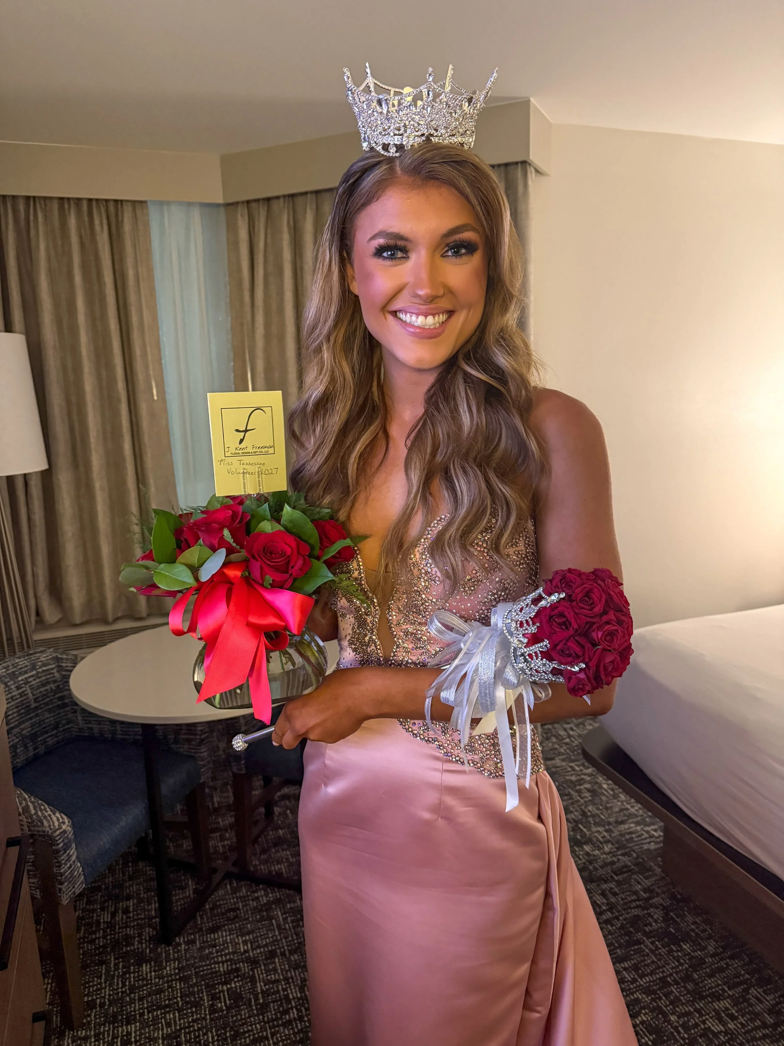Thank you so much to the official floral sponsor of Miss Tennessee Volunteer @jkentfreemanfloraldesign and designers for these beautiful roses! 

It was the sweetest surprise to see after being crowned!❤️🌹

#MissTennesseeVolunteer #SERVE #MVA #visit