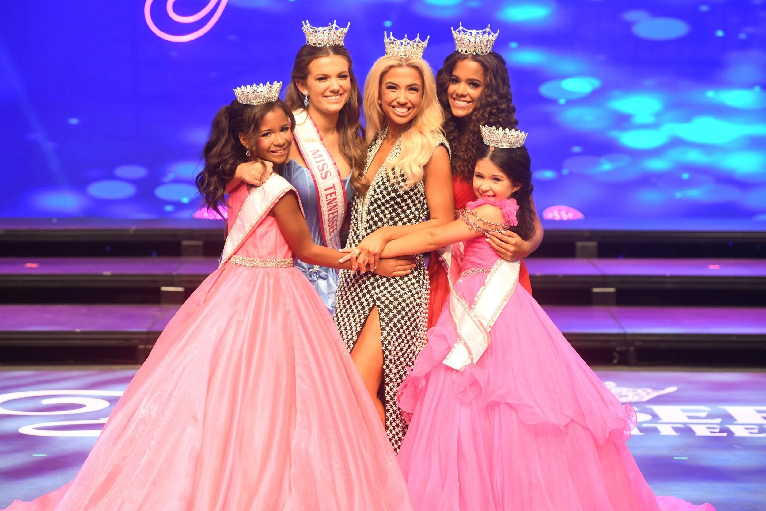 Prelim Season is coming up! Swipe to see the updated dates. Can&rsquo;t wait to see you all there! 🩷 

📸: @darrenlykes 
#MissTennesseeVolunteer #MissTennesseeTeenVolunteer #Volunteer #VolunteerSpirit #SERVE MissTNVolunteer MTNV MissTennesseeVolunte