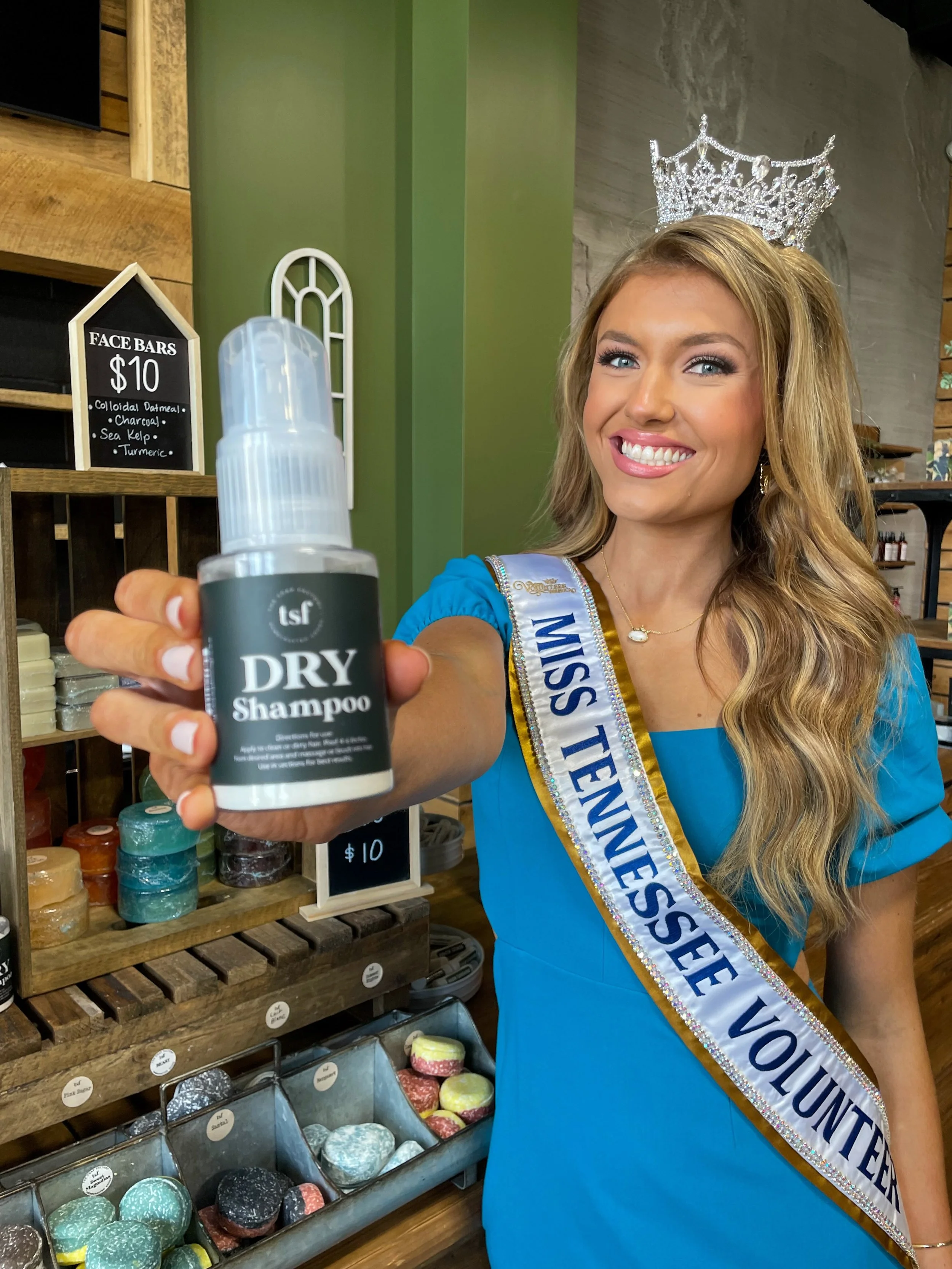 A little refresh goes a long way! 🫧👸🏻

@thesoapfactory.lakeland dry shampoo has become one of my favorite products to grab when I&rsquo;m heading out the door. Easy, quick, and keeps my hair looking fresh through a full day of Miss Tennessee Volun