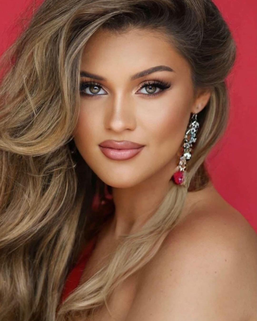 Congratulations to former Miss Knoxville Teen Volunteer Brinkley Wright who along with her sister Ferryn are on Team Riley Green on Season 30 of NBC&rsquo;s The Voice.  Brinkley &amp; Ferryn are featured vocalists at Dollywood and the duo received th