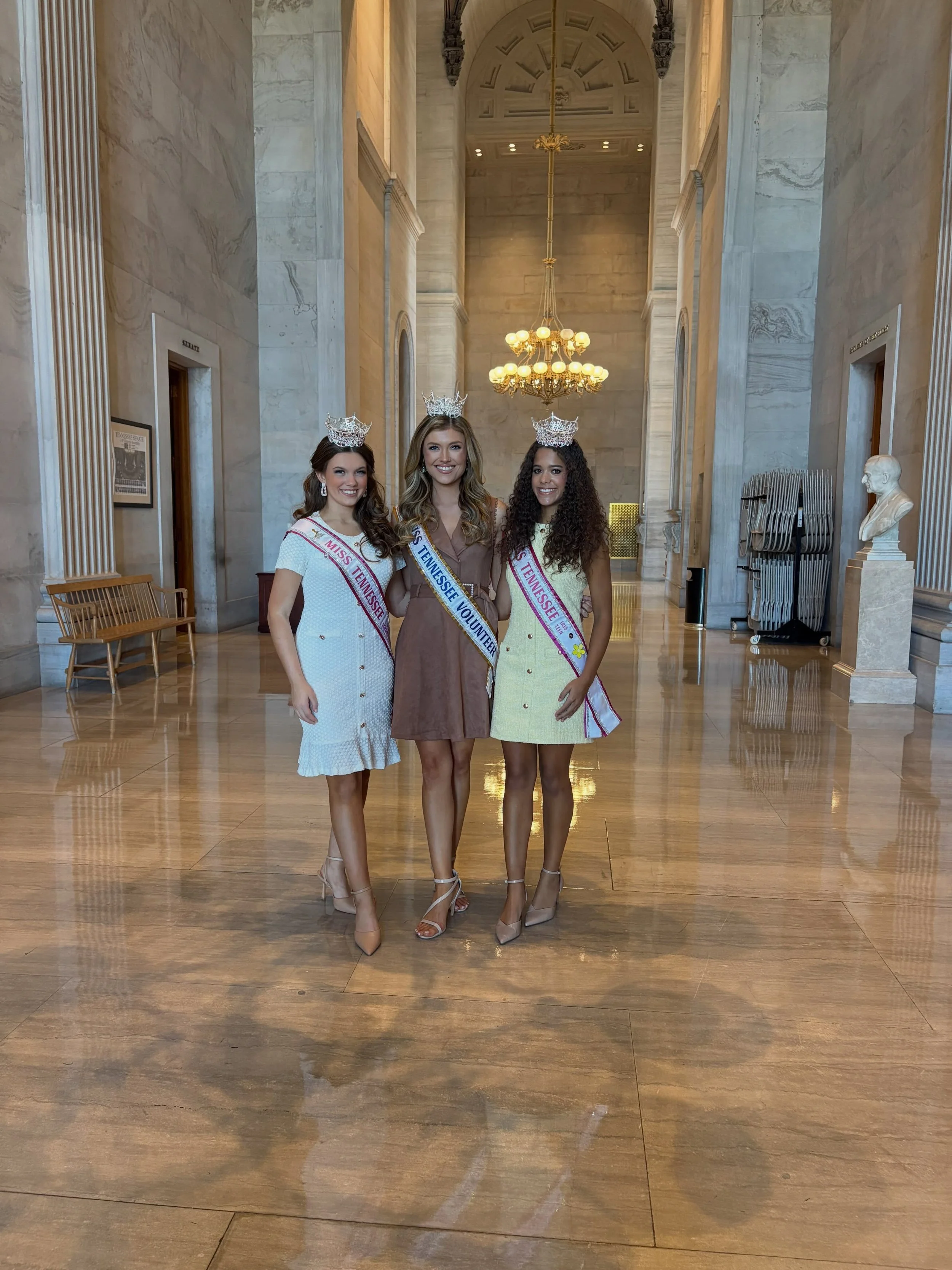 Such an honor to meet with @govbilllee at the state capitol last week! 

#missiristnteen #misstnvol #serve #dontyouforgetaboutme #pageant