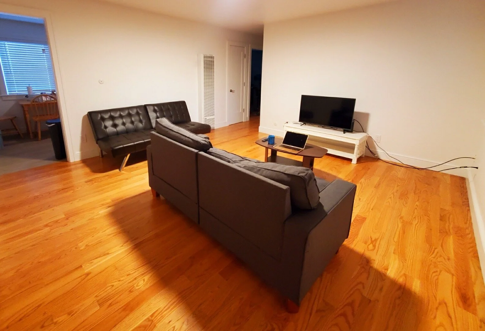 UNIT B LIVIGN ROOM.jpg