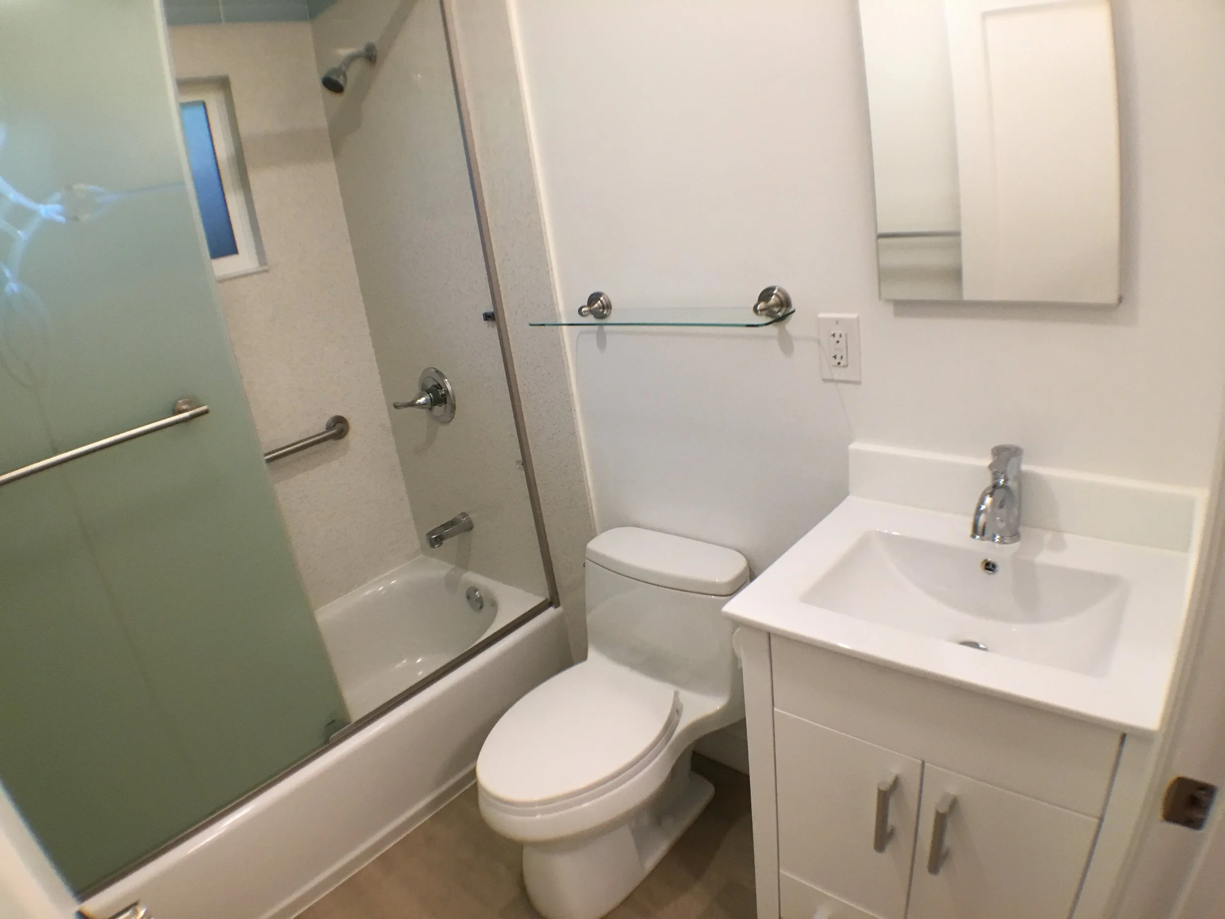 4 unit b bathroom very clean.jpg