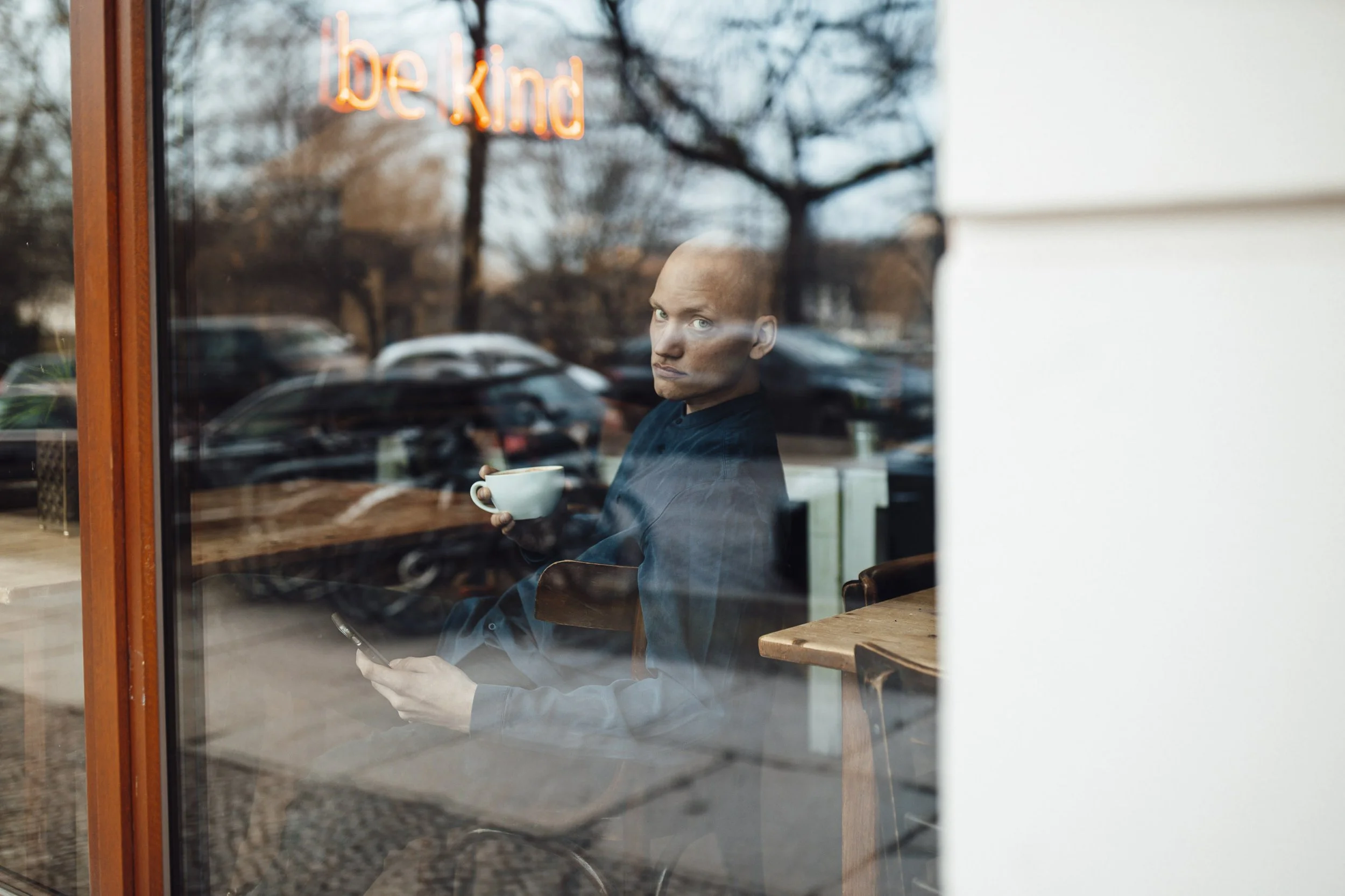 Julius Gnoth Berlin Kreuzberg Männliches Model Portraits Glatze Cafe Ahorn-11.jpg
