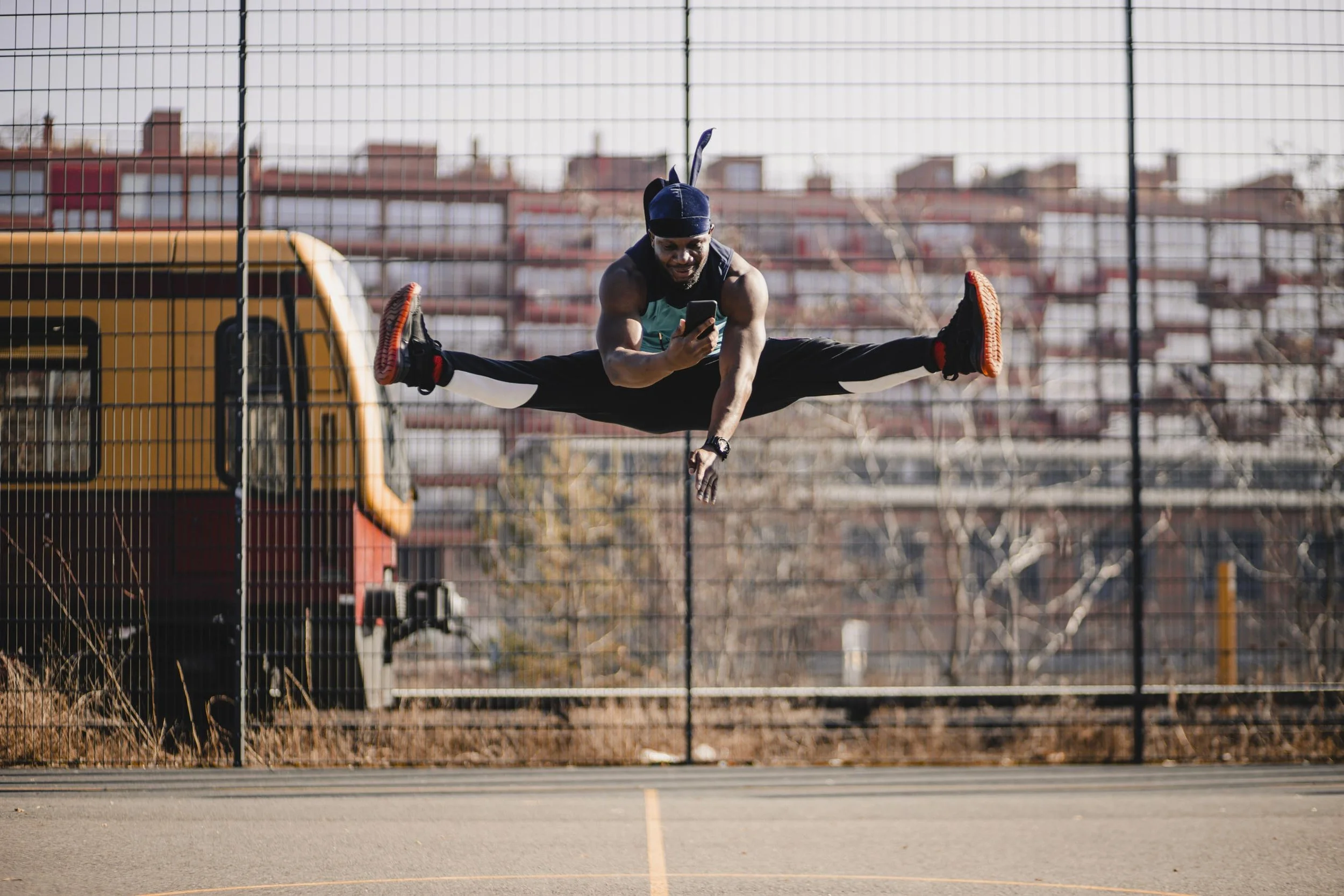  Schöneberg, Berlin, Deutschalnd, M28, Sport, Basketballplatz, Lockdown, Sonnig, draußen, Frühling,  Akrobat, Tänzer, Sportskanone, Sprung, Spagat 