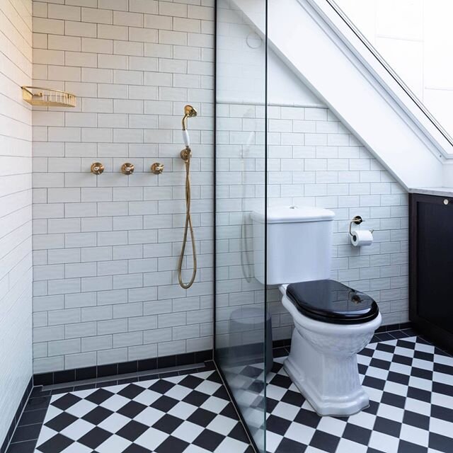 Black, white and gold is a classic bathroom combination.

Location: Denmark

Type: Private Home

Photography: @valoer_photography 
#form3dk #danskdesign #nordichomes #nordicdesign #skandinavianhome #skandinaviskehjem #bobedre #boliginspiration #bolig