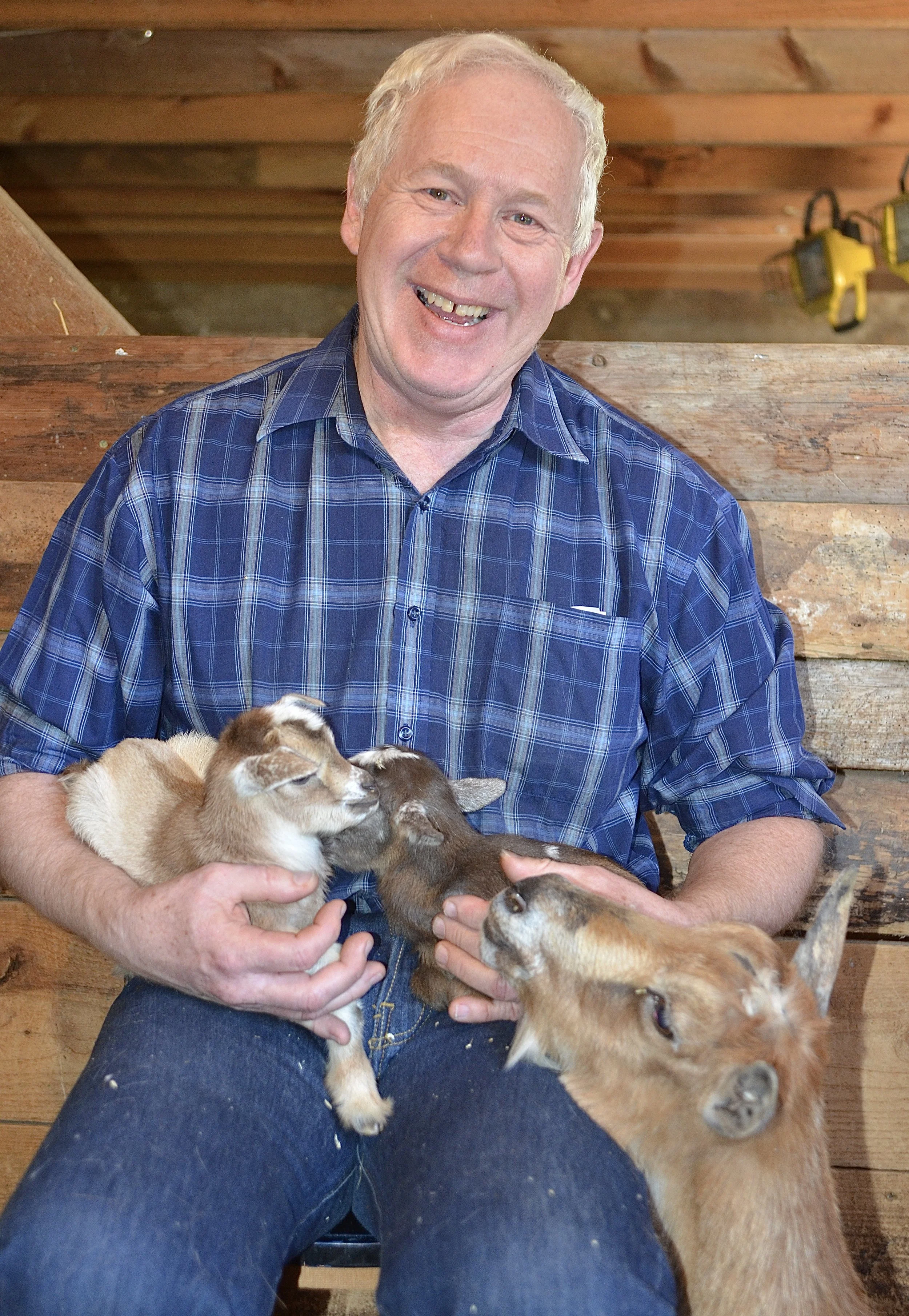 Fawn w/daughters; Lentook &amp; Ciervo visiting Del Bean - 2015