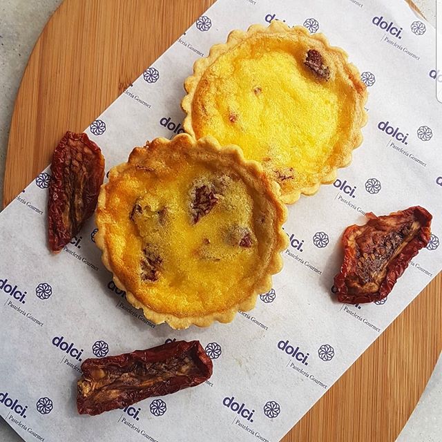 Ven disfruta de unos deliciosos quiches de tomate seco reci&eacute;n salidos del horno 🍅🤤☕... #caf&eacute; #tomateseco #reciensalidos #quiches #yummy #tardesdolci