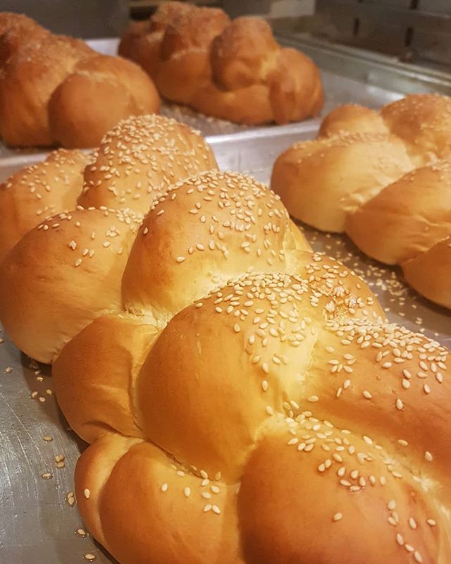 Nuestros viernes son especiales  desde muy temprano se hornean  nuestro delicioso Pan Jalah Plain😍🍞🤤, ven o ll&aacute;manos al 2228-7768. 
#jalah #plain #viernes #contrapedidos #delicioso #yummy #reciensalidosdelhorno #dolcicrlovers #dolcicr #arte