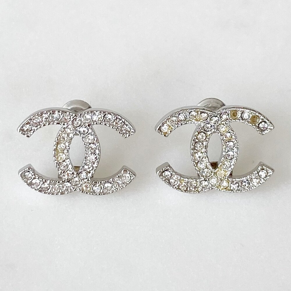 Spænde Solskoldning gøre ondt Chanel CC Crystal Earrings — DESIGNER TAKEAWAY BY QUEEN OF LUXURY BOUTIQUE  INC.