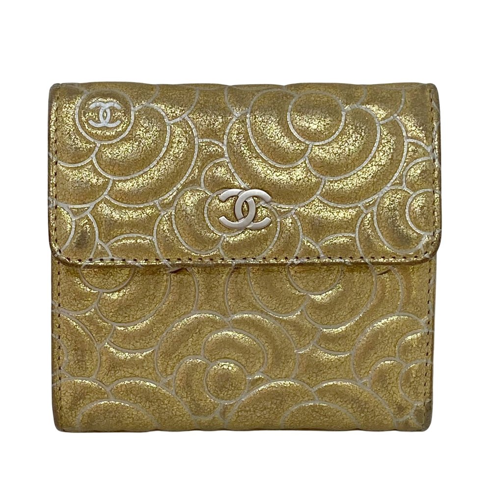 Chanel Camellia Trifold Wallet Metallic Gold — DESIGNER TAKEAWAY BY QUEEN  OF LUXURY BOUTIQUE INC.