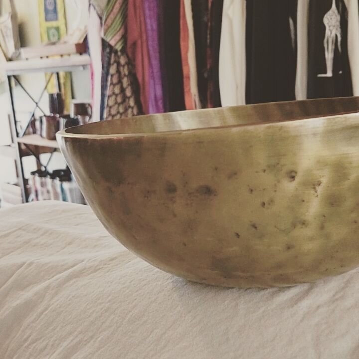 The bowls have a voice.  They show me where to go. 
.
This particular session was moving right side density, working on kidneys, fluid and water balance &amp; emotional balance.
.
#soundmedicine
#soundhealing #singingbowls #sacralchakra #chakras #ene