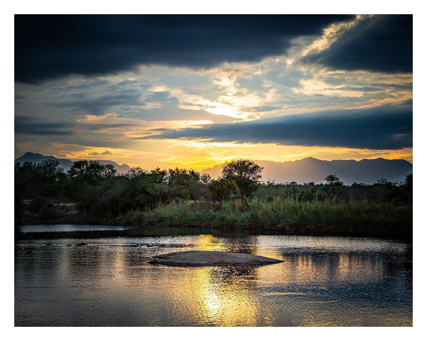 Cracked Sky - Whilst on safari in South Africa a few years ago we were treated to amazing sunsets. It&rsquo;s a beautiful country. 
@karongweportfolio 

#sunset #sunsetsofinstagram #sunsets #amateurphotography #amateurphotographer #amateurphoto #amat