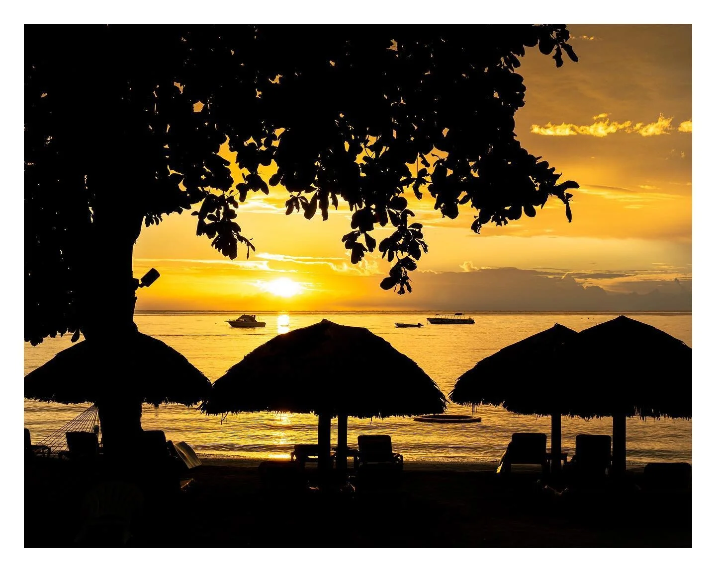 Jamaican Sunset - seems like an eternity ago but the sunsets are amazing in Jamaica. Hopefully one day everything will go back to normal and we will be able to travel the world again. 

@sandals_uk 

#sunset #sunsetsofinstagram #sunsets #amateurphoto