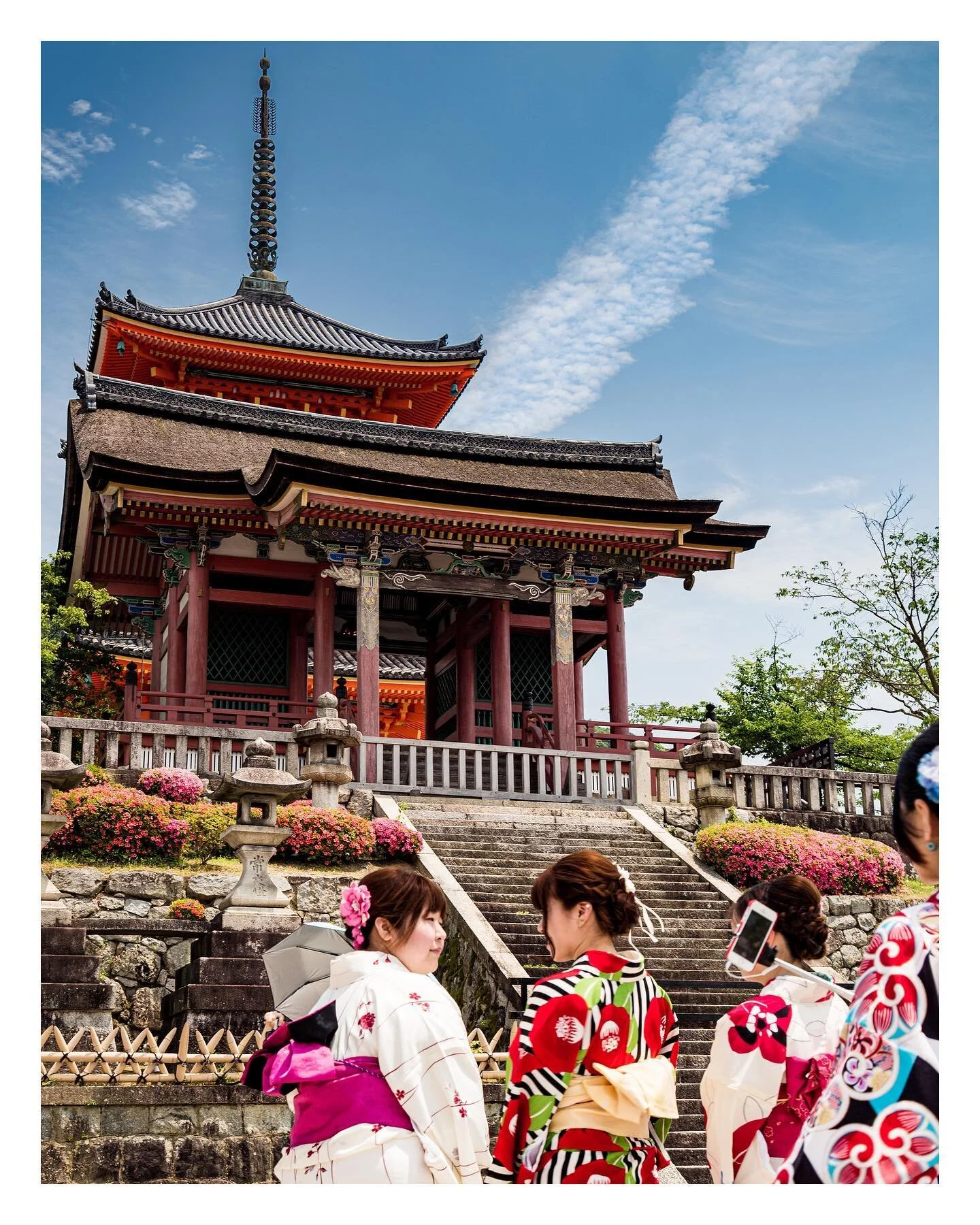 Selfie Prep - Japan is undoubtedly the most colourful country I have visited. The scenery is stunning and temples vibrant, but the people also add their own colour. 

#amateurphotography #amateurphotographer #amateurphoto #amateurphotos #photography 