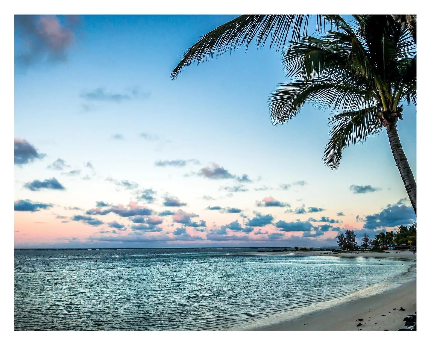 Mauritian Sunset - What would you give to be treated to this view? Hopefully we will all be able to travel freely and enjoy the world again soon 🤞🏻

#sunset #sunsetsofinstagram #sunsets #amateurphotography #amateurphotographer #amateurphoto #amateu