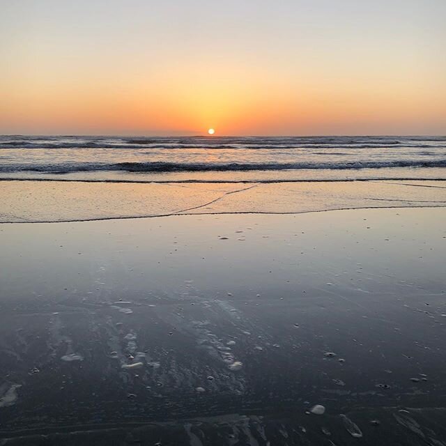 Catch the sunset when you can! ✨
#westcoast #beach #sunset #healingjourney #naturelovers #meditateonnature #itsfree