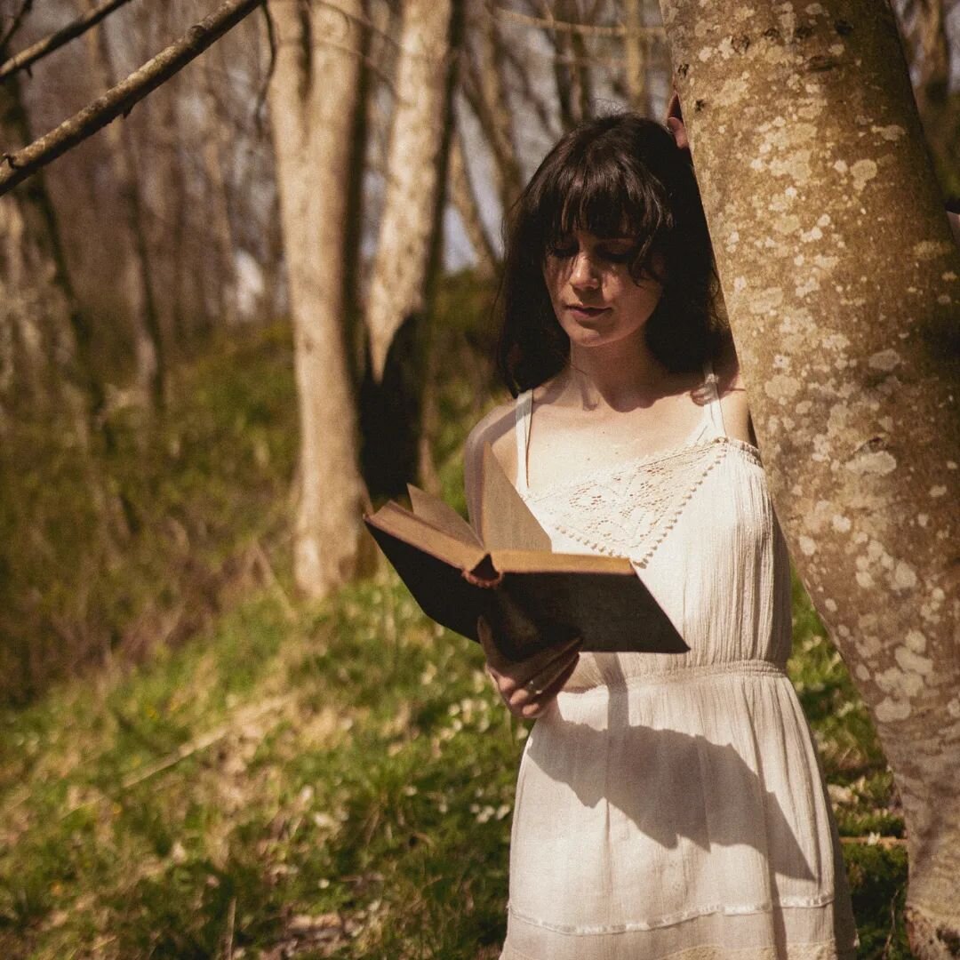 Spirit of May, summoned by the bluebell's knell, spring fires and wind-ruffled pages. Haunter of spiny blackthorn and the oak grove, weaver of spells and sunlight. 
.
I'm never sure where I'm going with these captions 🙃 May has given me many happy, 