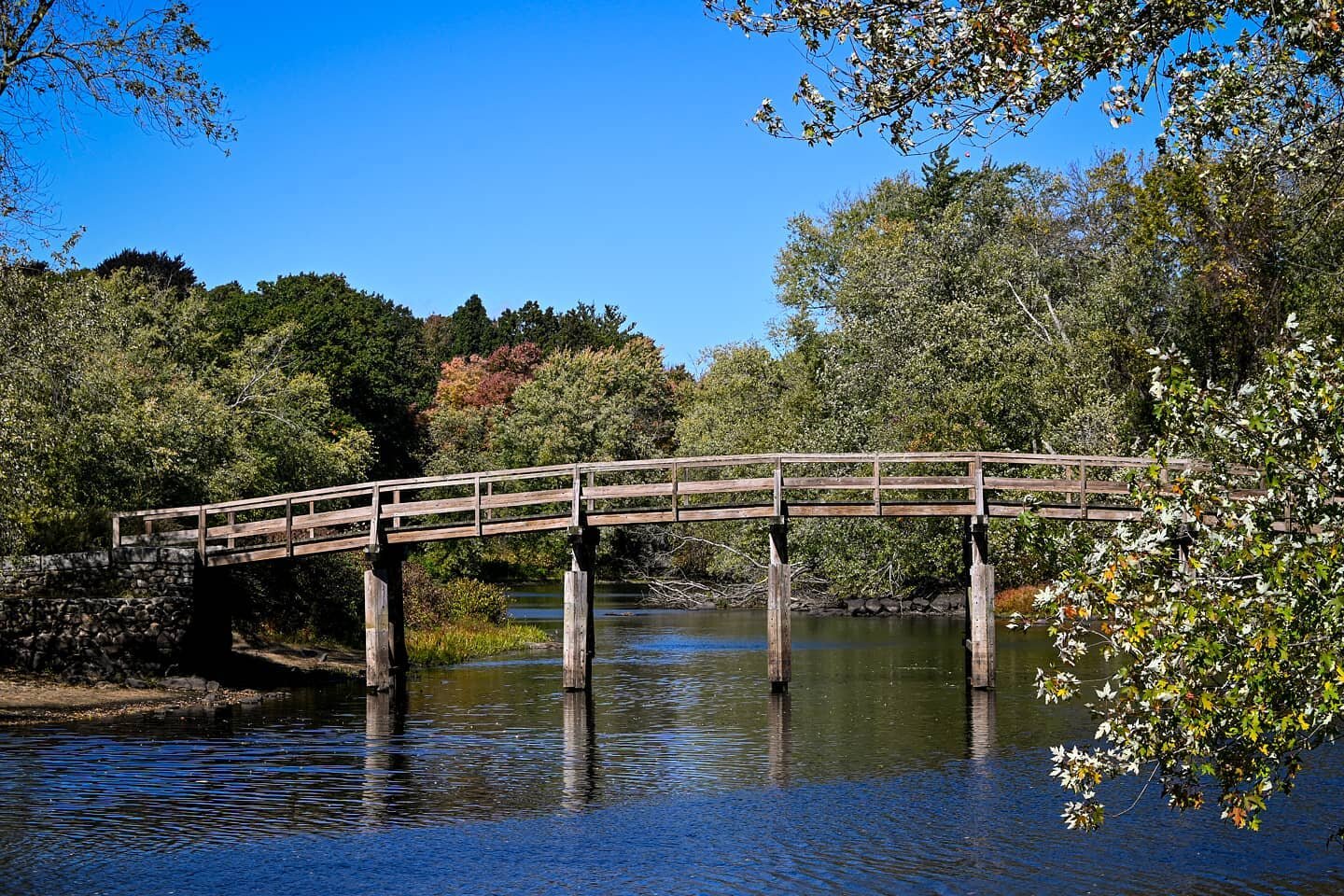 View of the Old North Bridge in Concord taken from the boathouse of the Old Manse.
.
.
.
📷 @bellasvignettes
.
.
.
#photography #natgeoyourshot #naturephotography #minuteman #minutemannationalpark #theoldmanse #oldmanse #oldnorthbridge #concord #mass