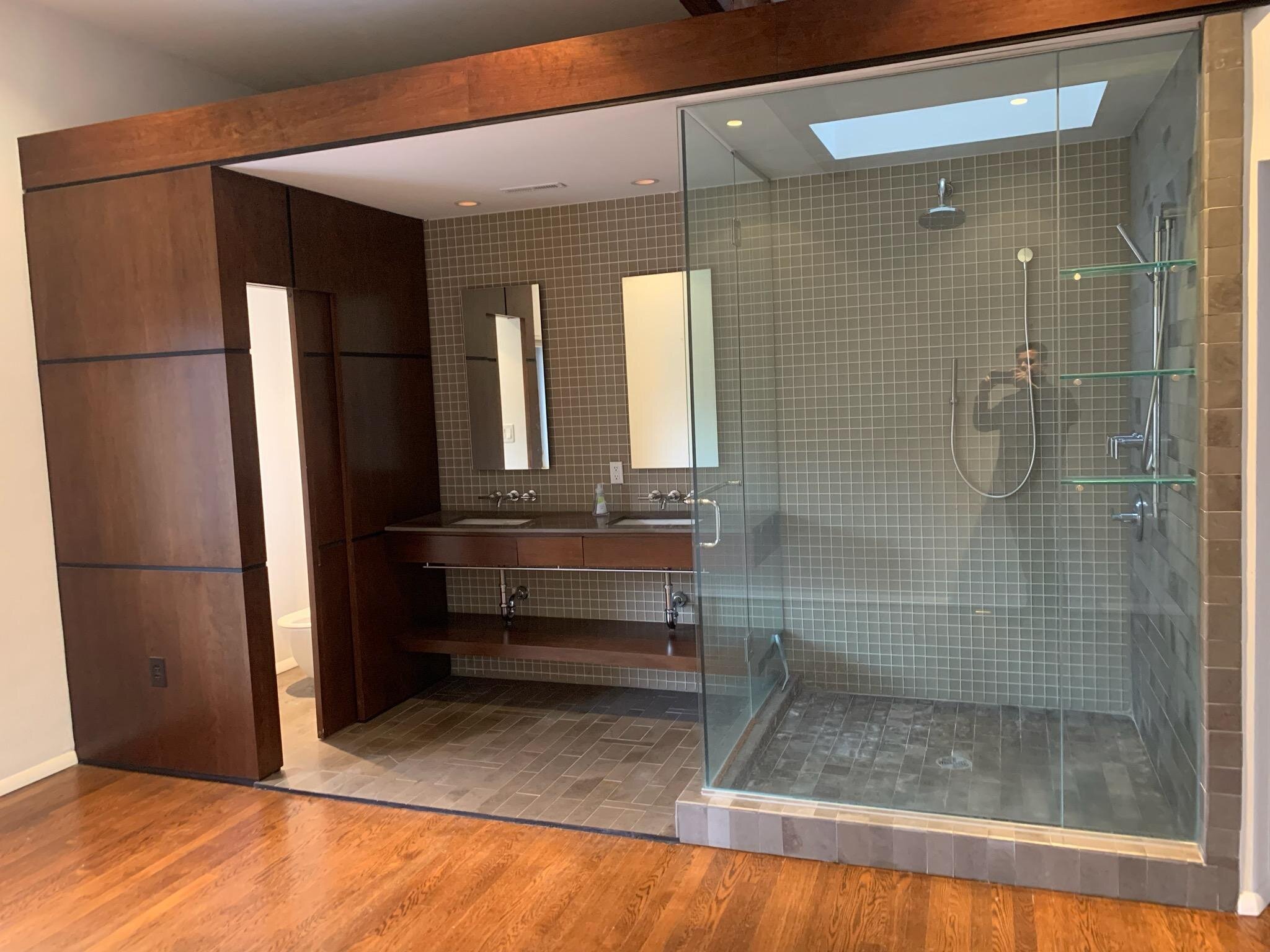  Condo in Washington D.C. with an extraordinarily open bathroom concept in master bedroom. 