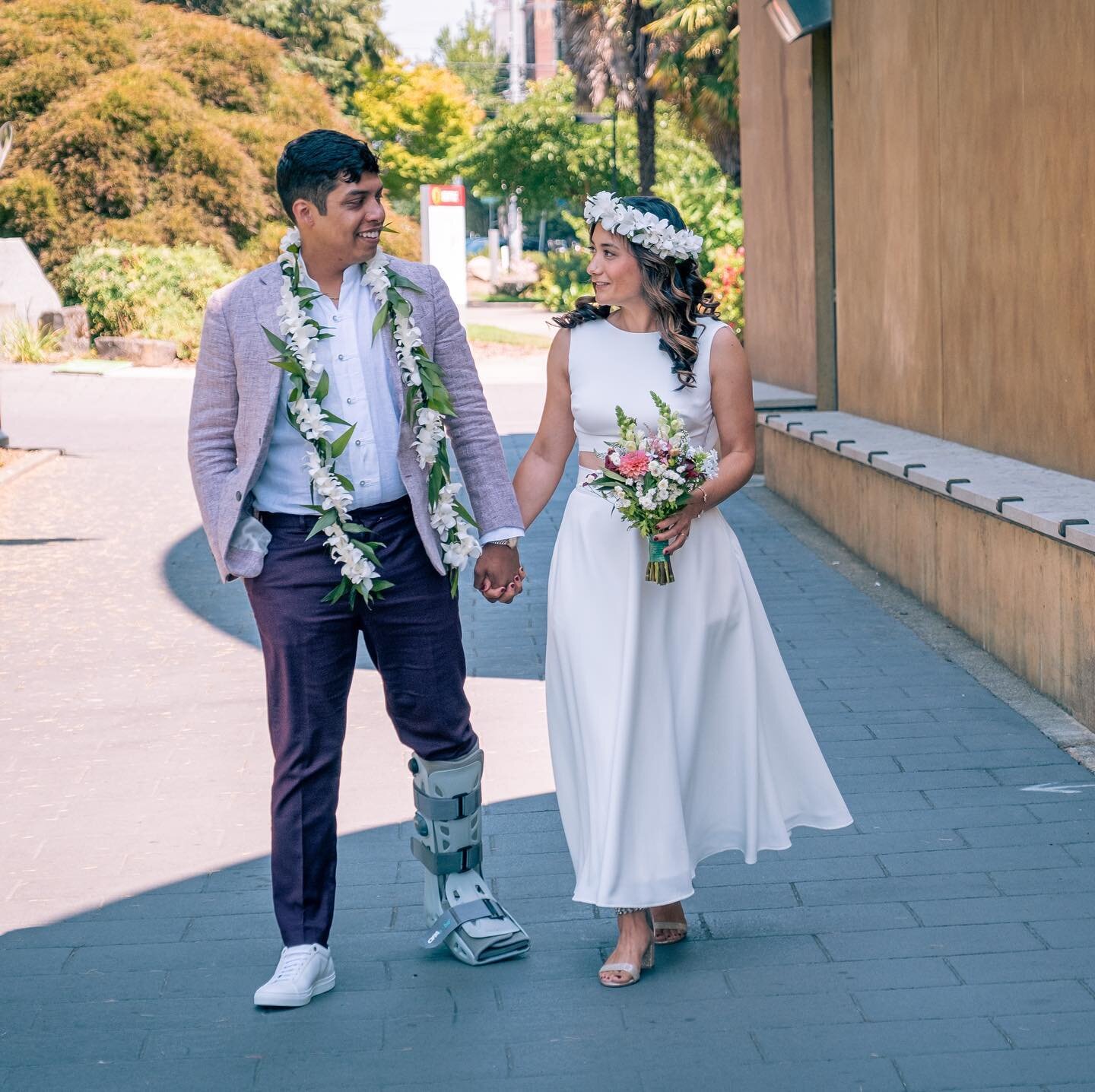 There are times when nothing seems to break your way&hellip;you have to wear a clunky boot on your big day&hellip;everyone&mdash;including YOU&mdash;has to mask up for your wedding 😷😷 Then again, if you&rsquo;re like this wonderful couple, you grac