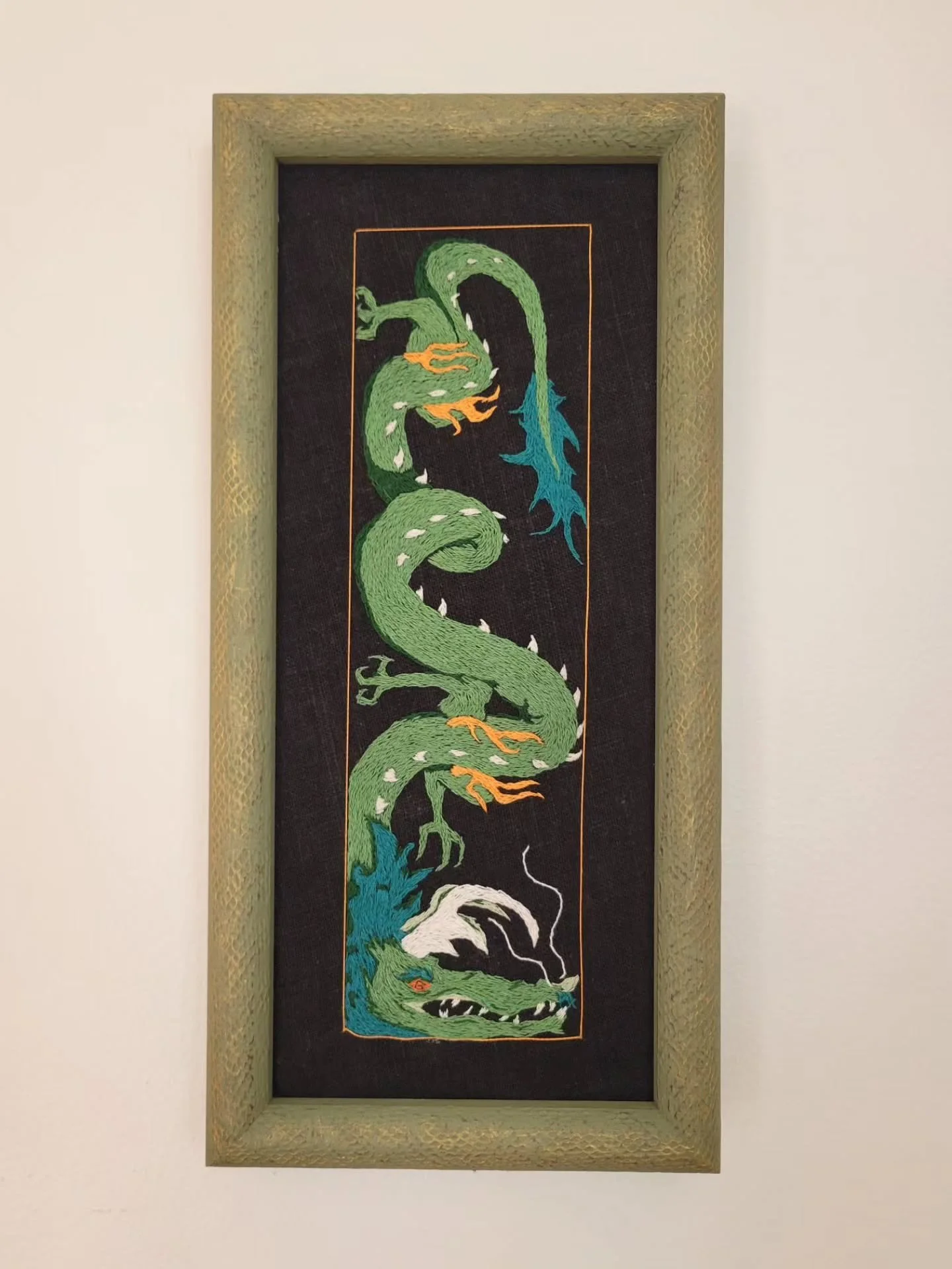 Finished guy! While he was originally meant to be horizontal I realized he looks pretty sick vertically as well! So psyched with how he came out 😊

#artwork #dragonart #embroidery  #chicagoartist #uniquewallart