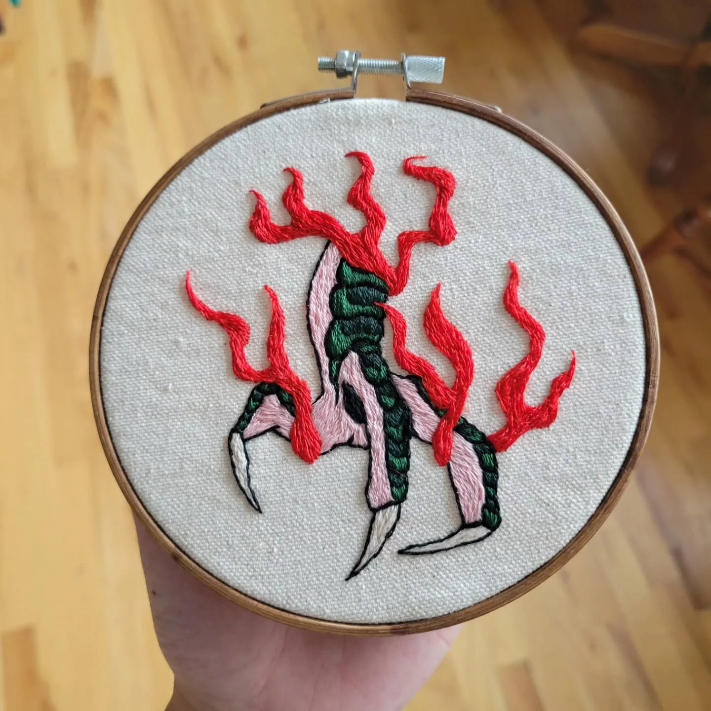 I used satin floss for the flames to give this dude a lil extra oomph! I was really inspired by tattoos and the way they did the dragon claws. I didn't enhance the colors on this at all, it's really that bright 😎

#embroidery #dragonclaw #uniquewall